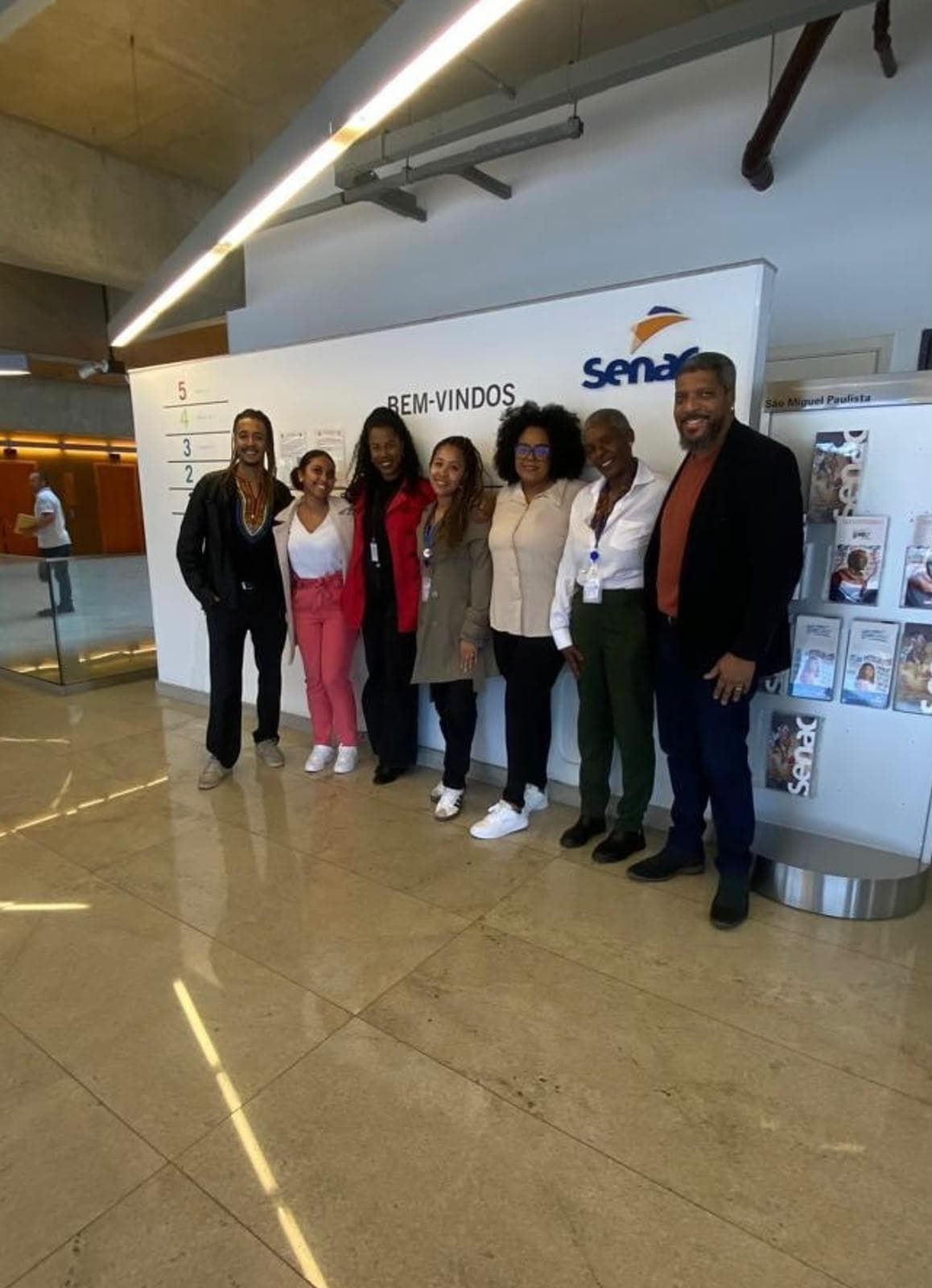 Thiago Farias com a equipe organizadora na recepção do Senac